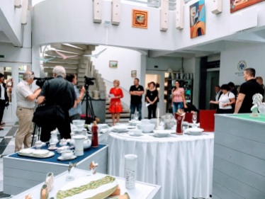 1. Hatvany Művésztelep Megnyitóján, a Hollóházi Porcelán Múzeumban - Nagy médiafigyelem kísérte ezt a különleges eseményt
