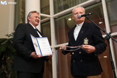 Miskolc polgármesterének, Veres Pál részére átadásra kerül a Kossuth Emlékérme Foto: Minap